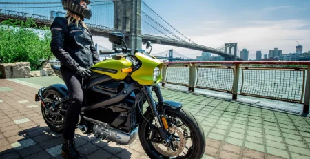 harley-davidson ev in frontt of brooklyni bridge
